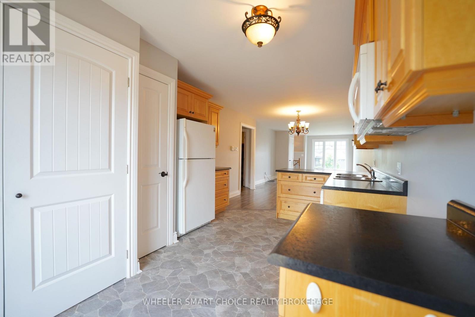 53 MERCIER AVENUE E - 6