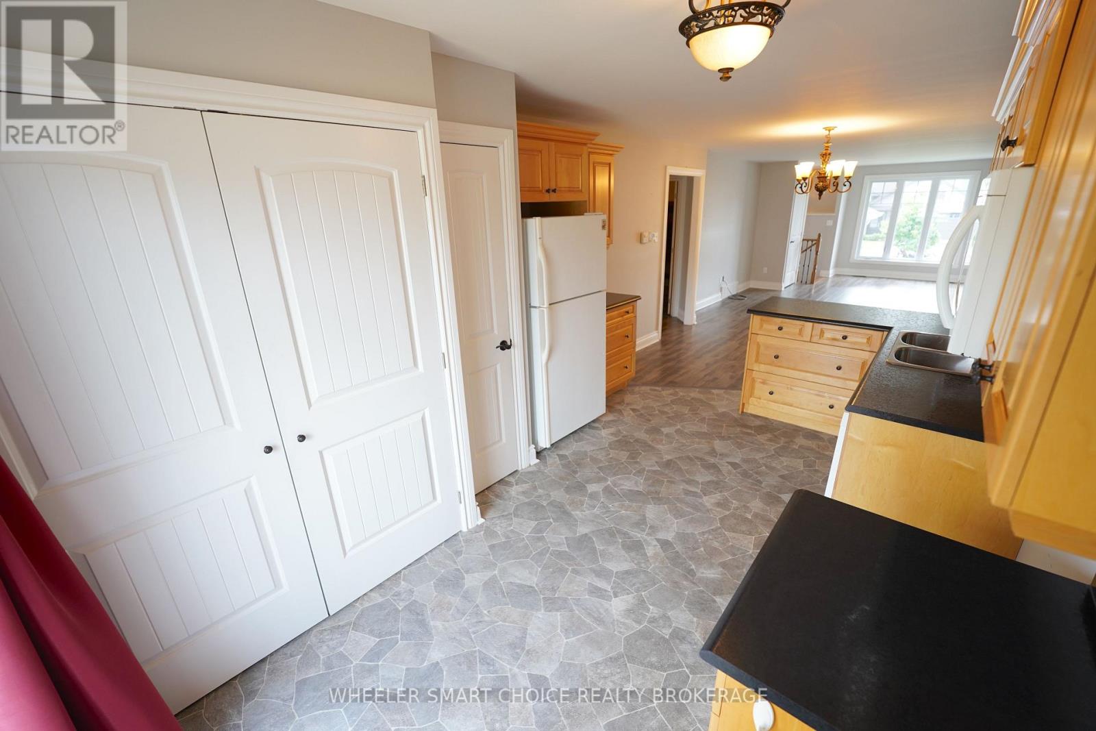 53 MERCIER AVENUE E - 7
