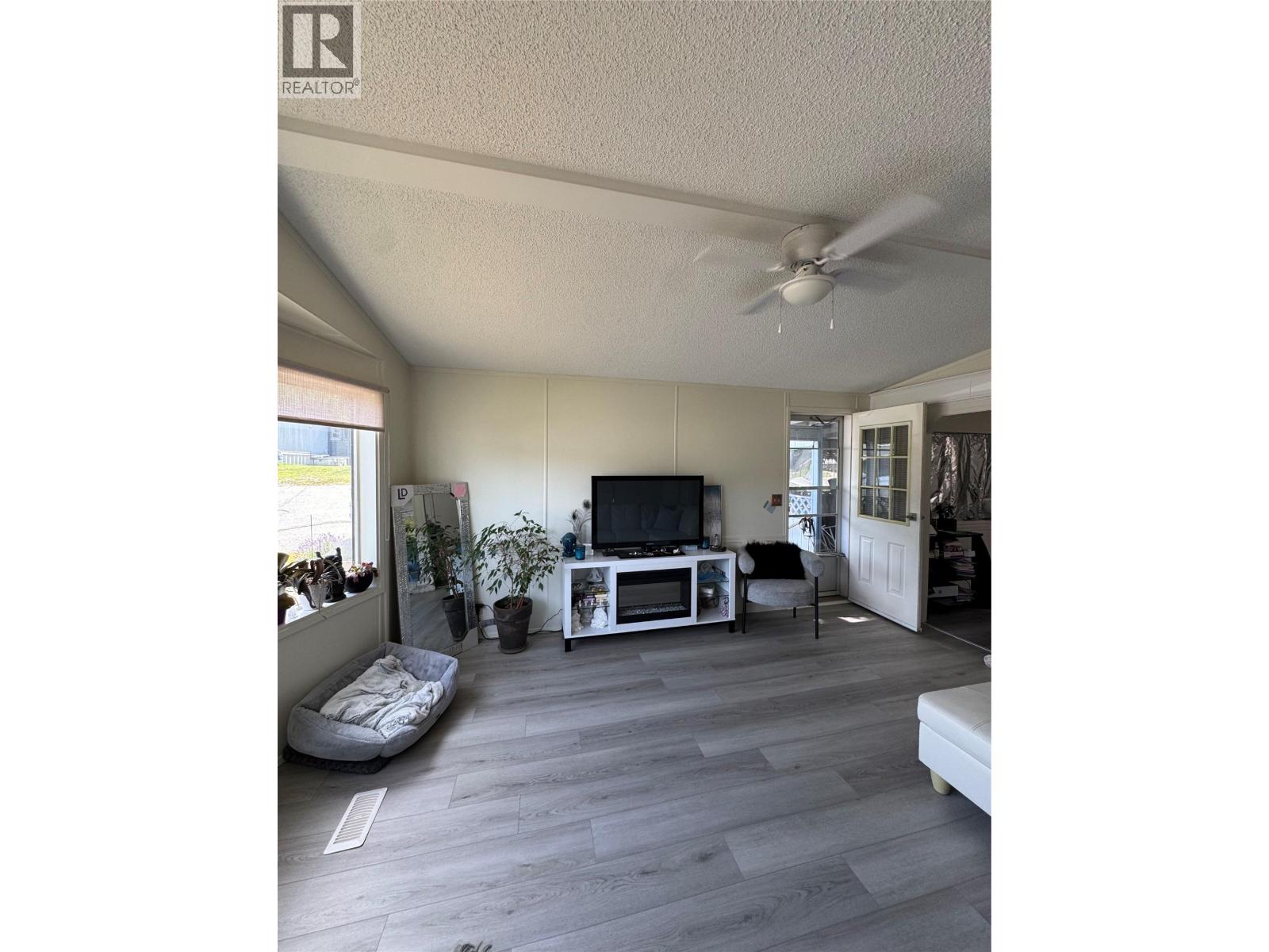 #32 1600 43 Avenue - 16