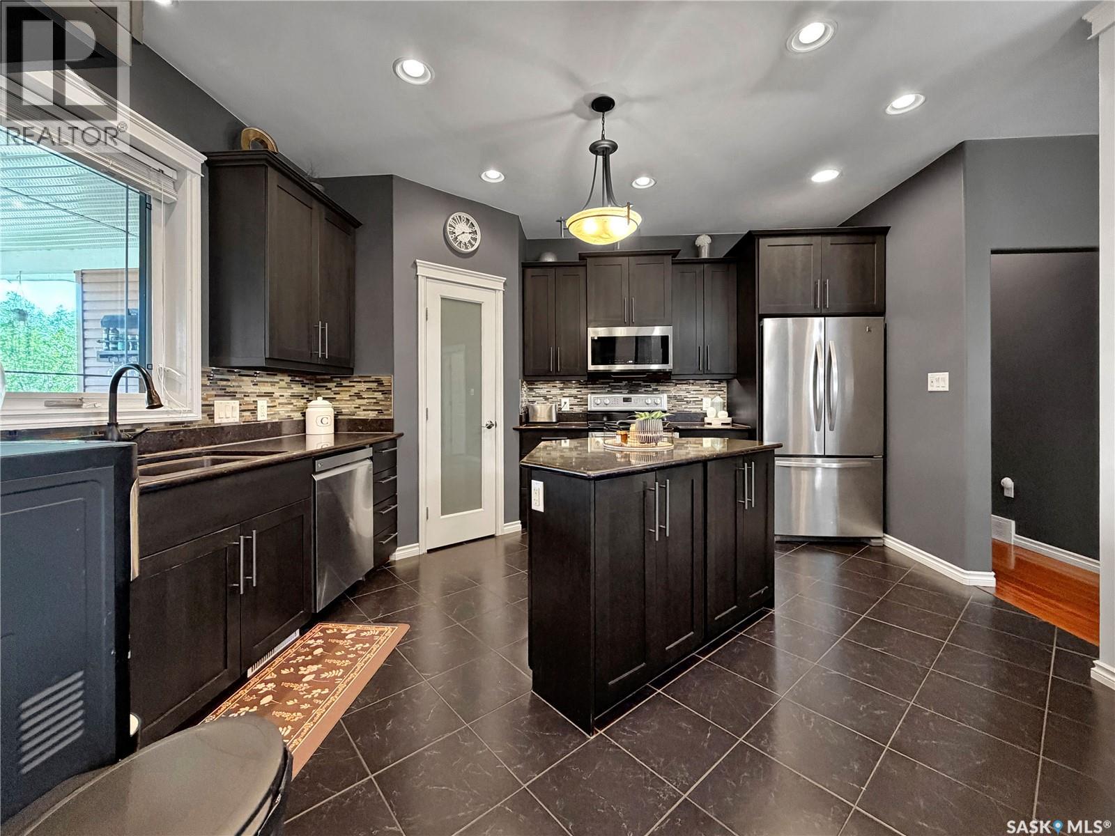 207 6th STREET W - 15