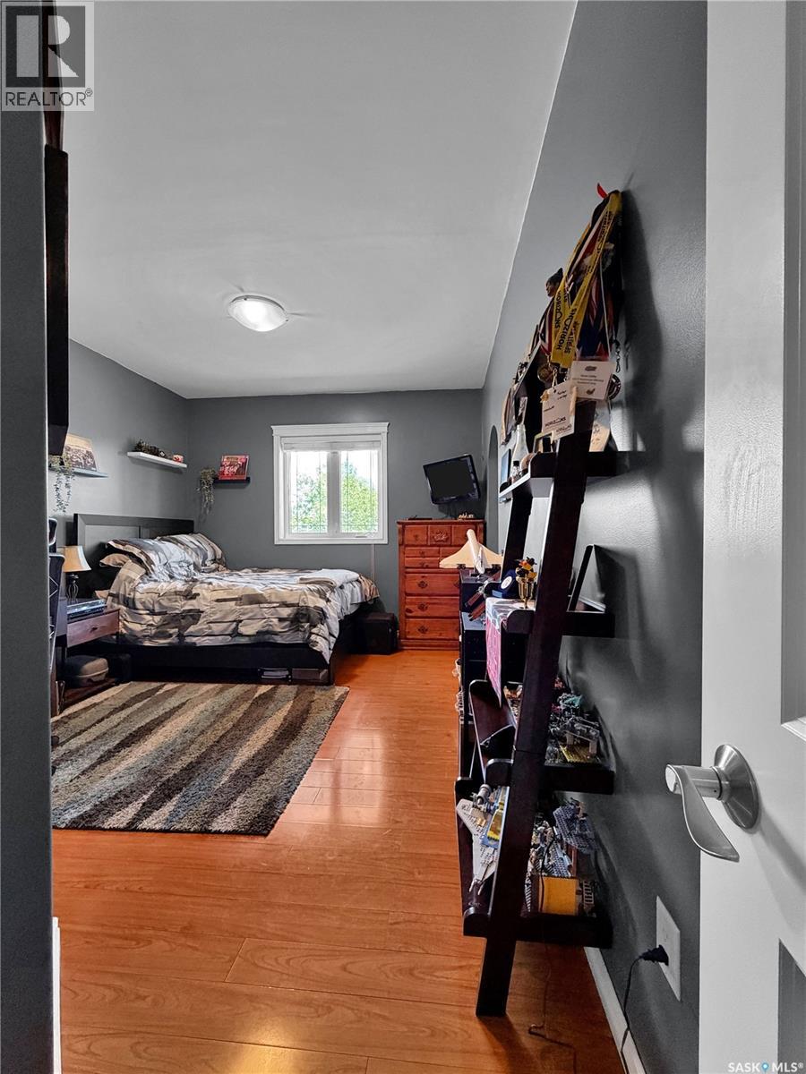 207 6th STREET W - 27