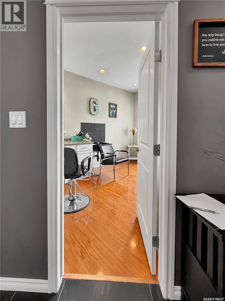 207 6th STREET W - 18