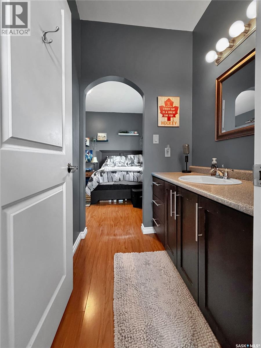 207 6th STREET W - 26