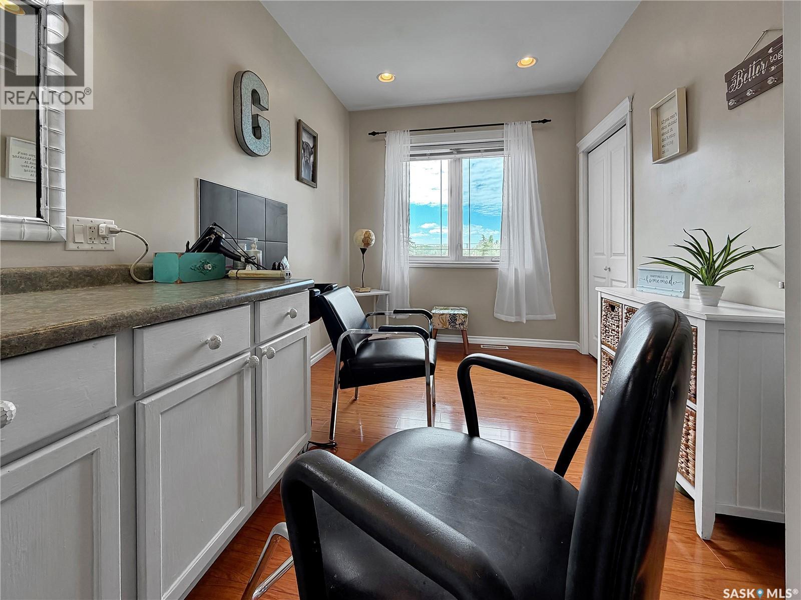 207 6th STREET W - 19