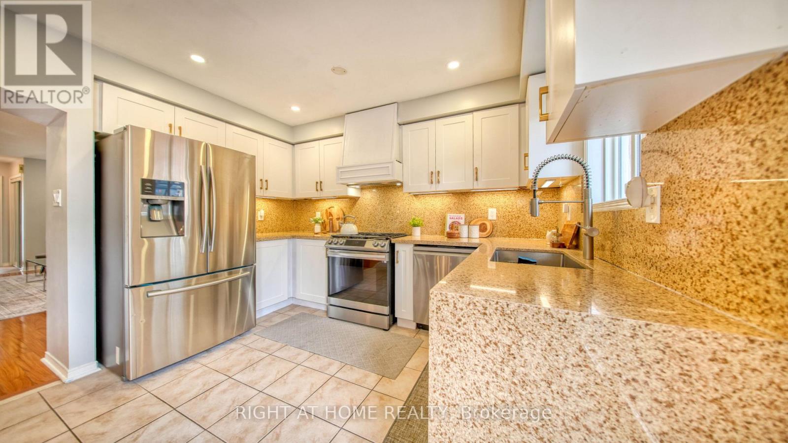 211 QUEEN MARY DRIVE - Image 11