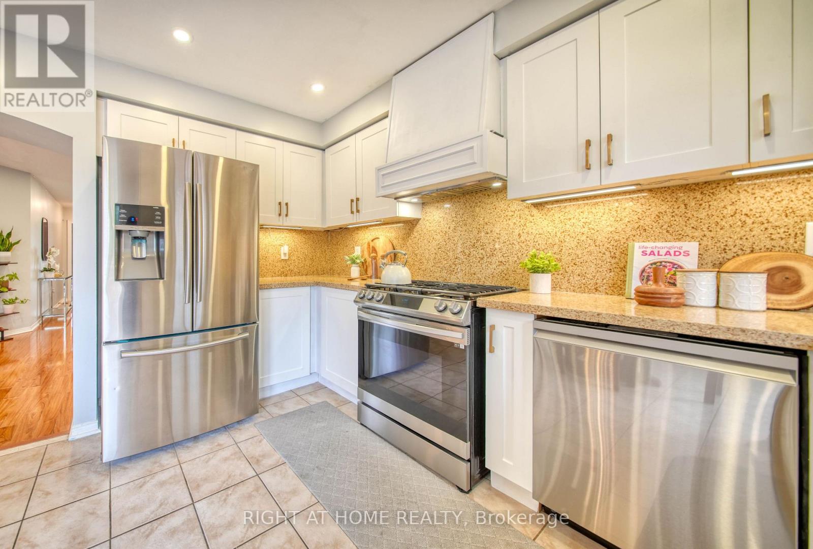 211 QUEEN MARY DRIVE - Image 13