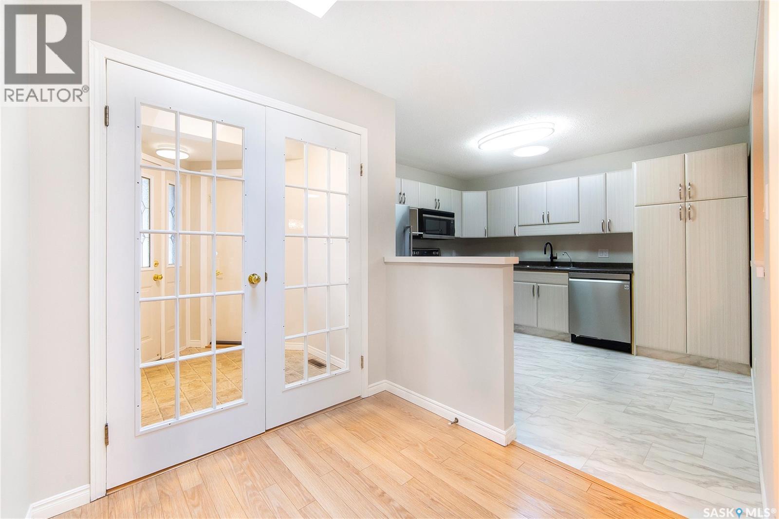 #8 3415 Calder CRESCENT - 9