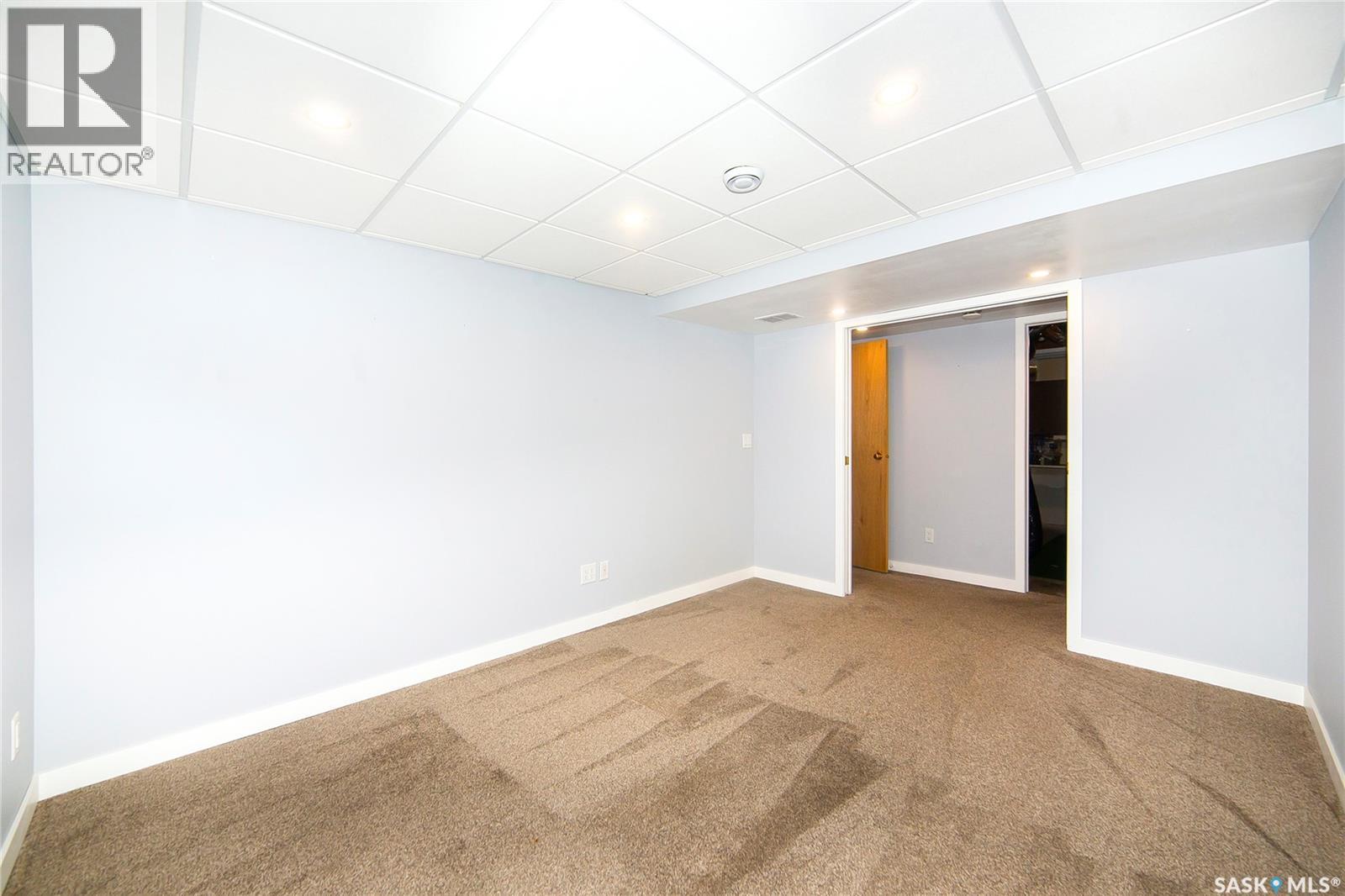 #8 3415 Calder CRESCENT - 49