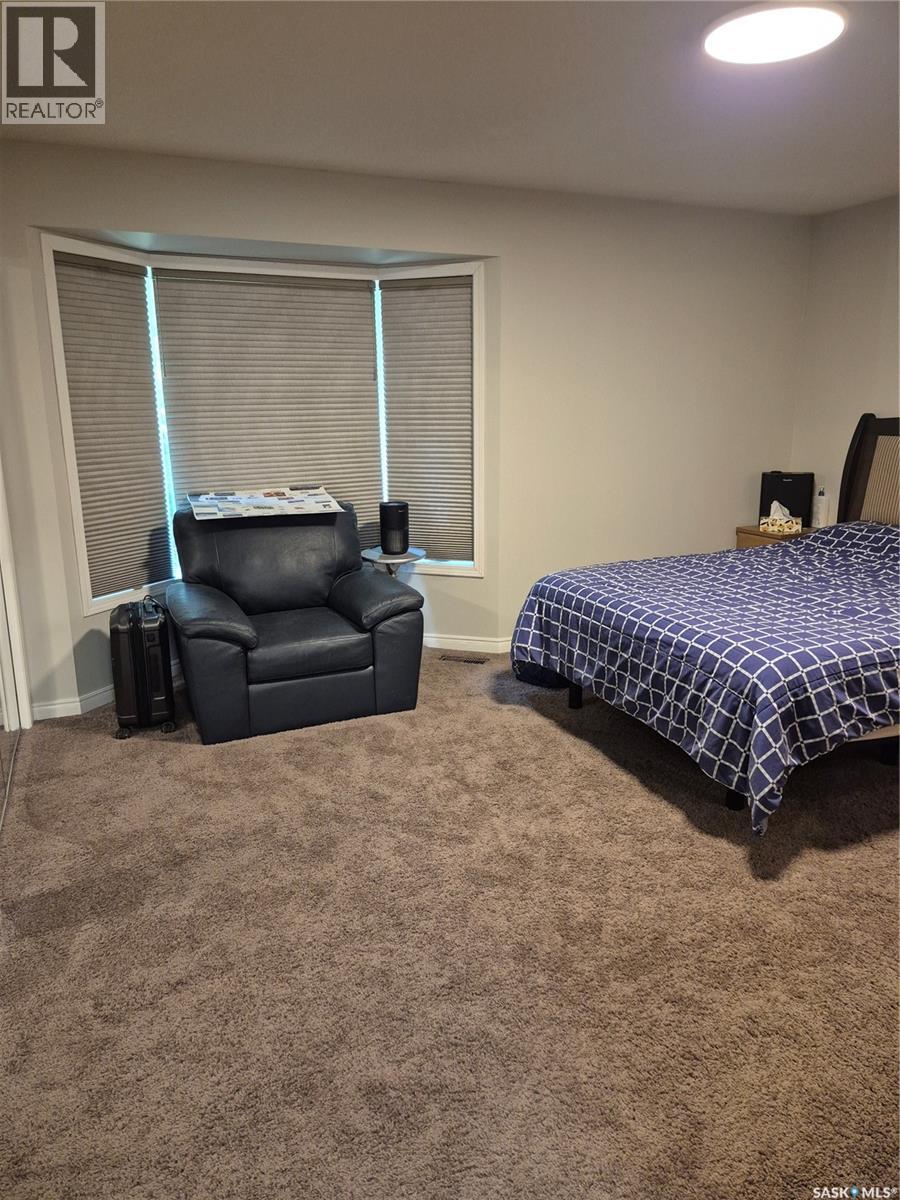 #8 3415 Calder CRESCENT - 32