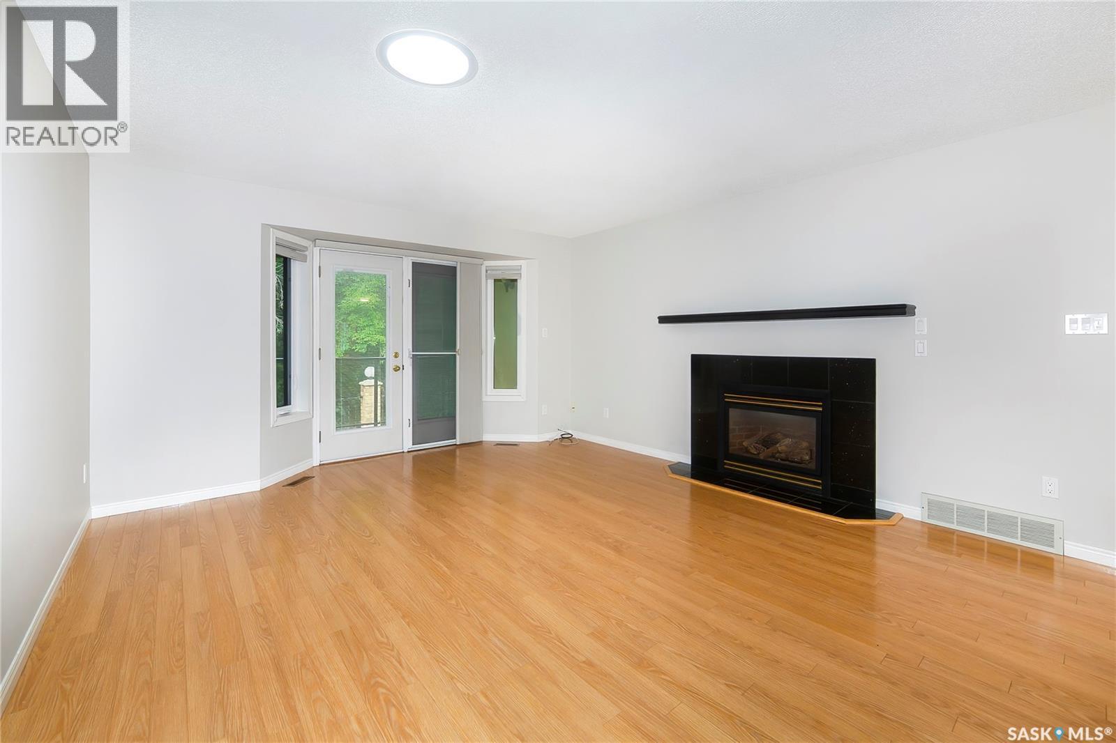 #8 3415 Calder CRESCENT - 21