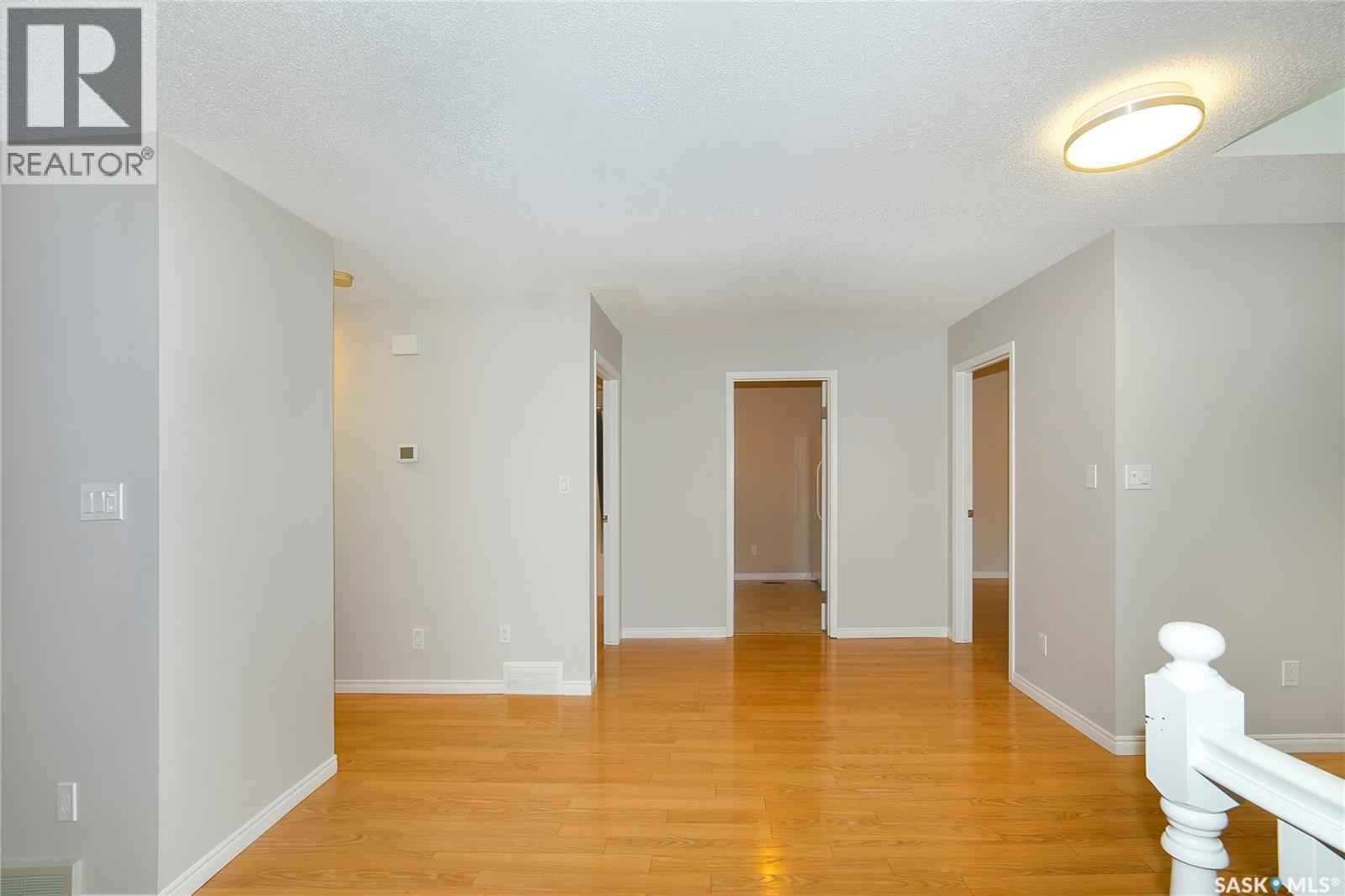 #8 3415 Calder CRESCENT - 23