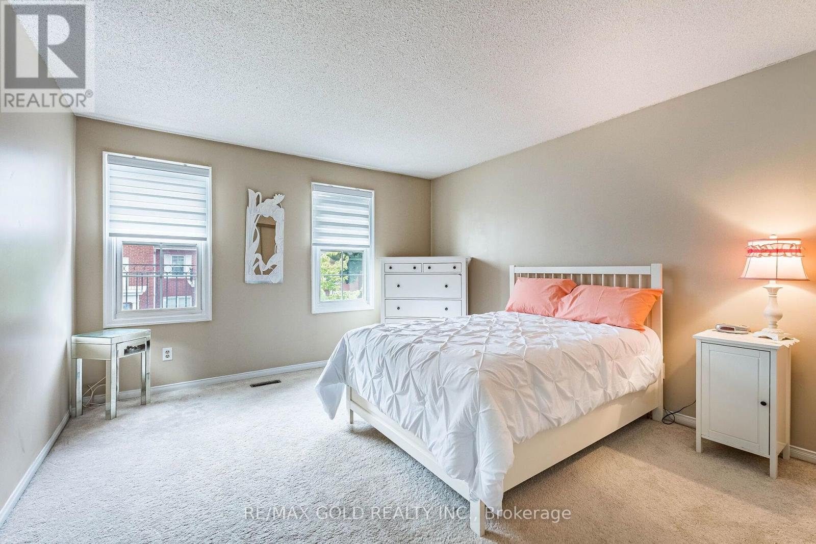 #34 34 STORNWOOD COURT - 26