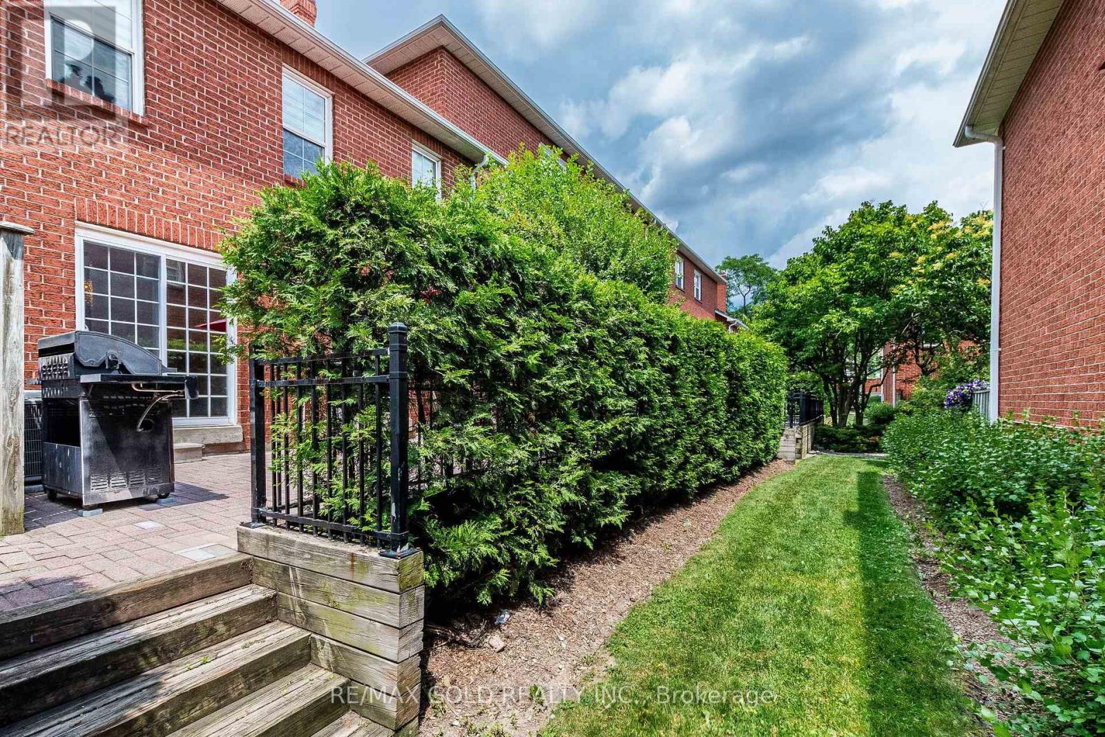 #34 34 STORNWOOD COURT - 40