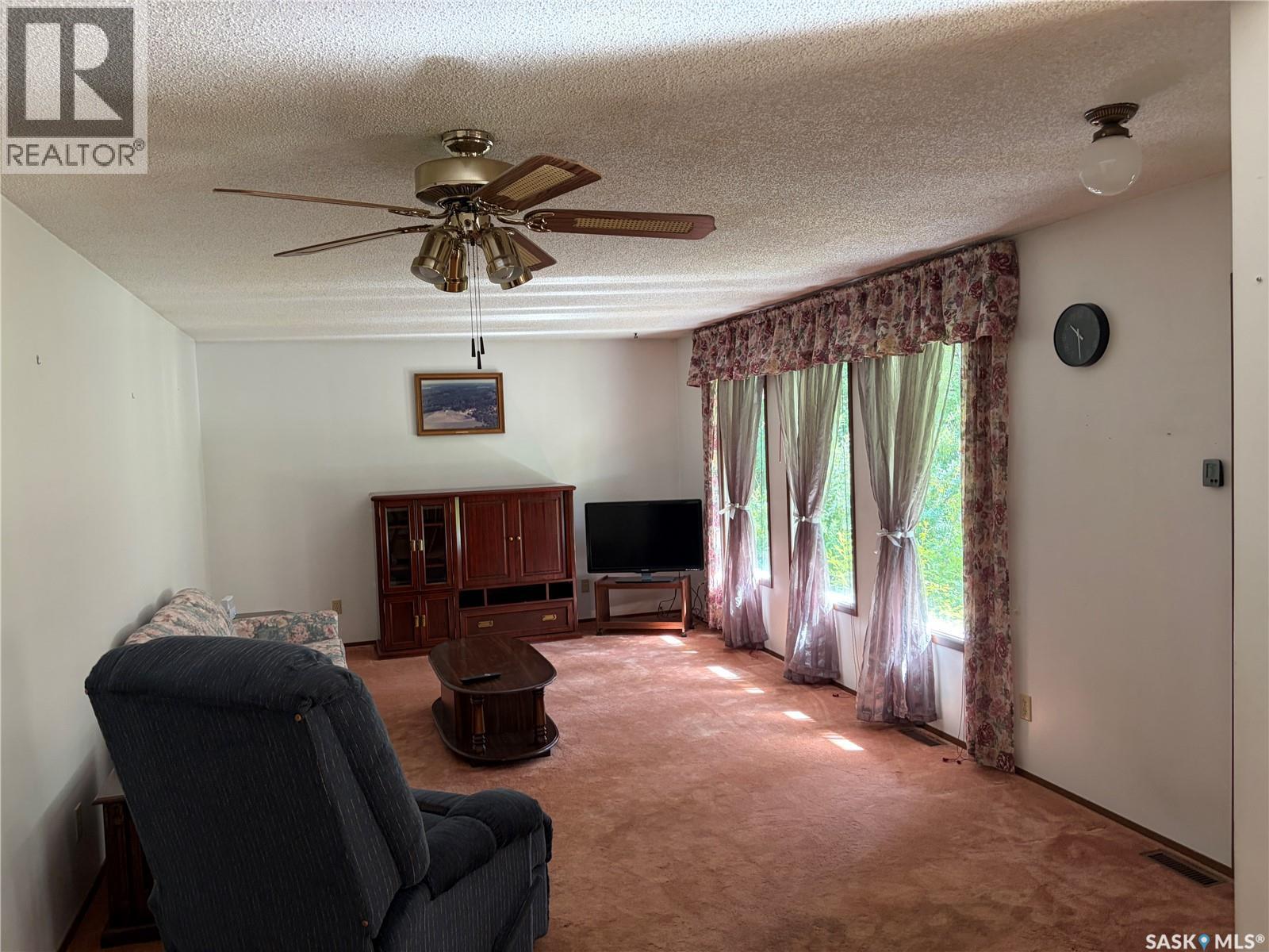 Neufeld acreage — photo 9