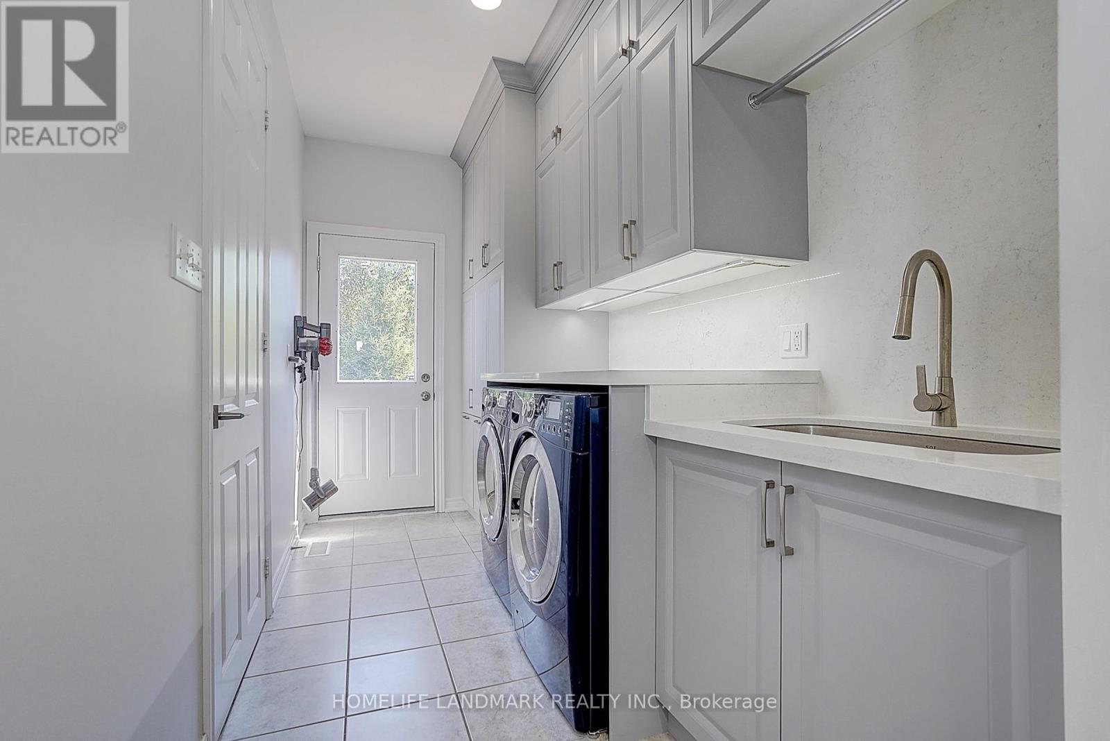 28 HUNWICKS CRESCENT - 14