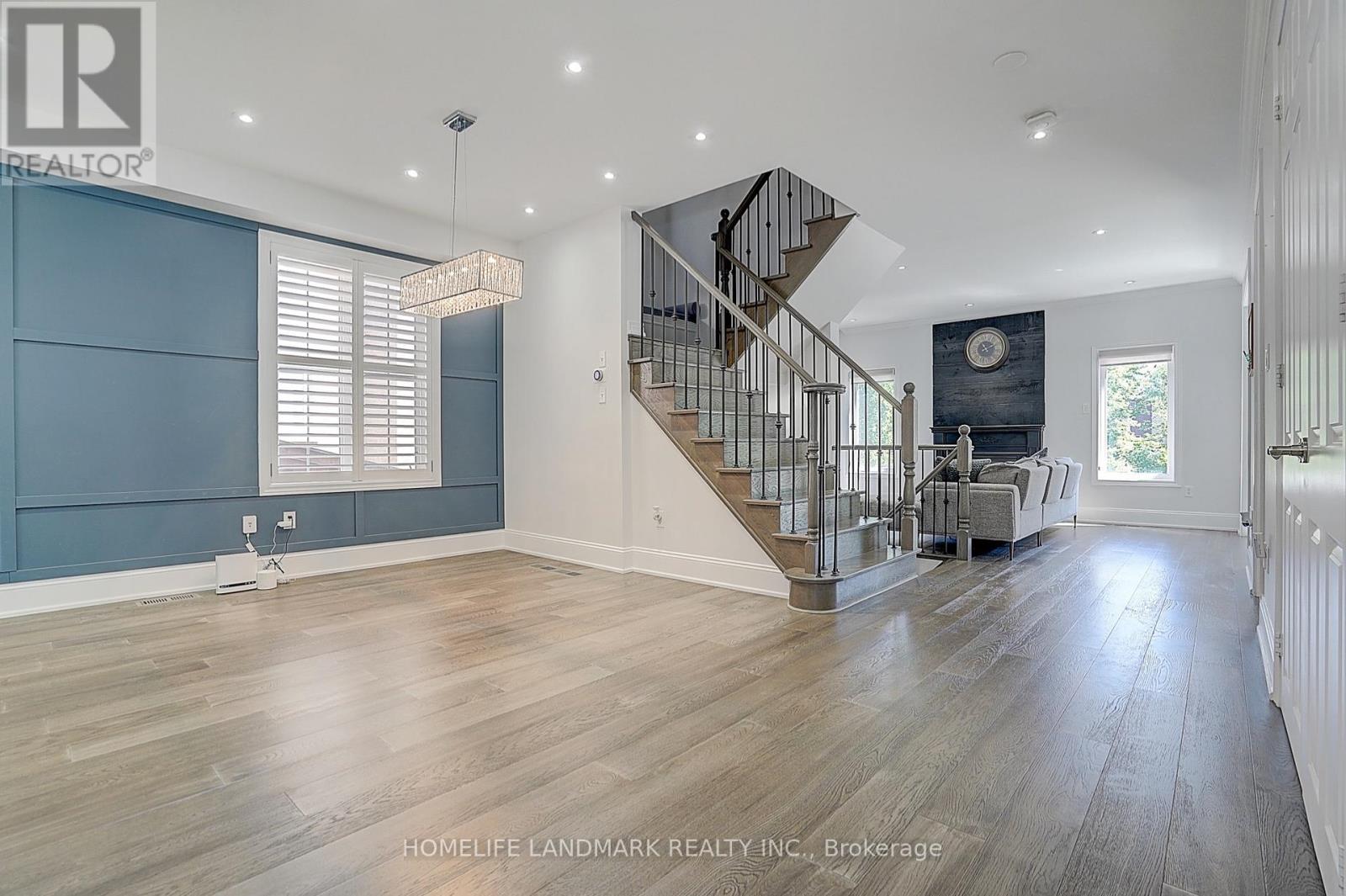 28 HUNWICKS CRESCENT - 4