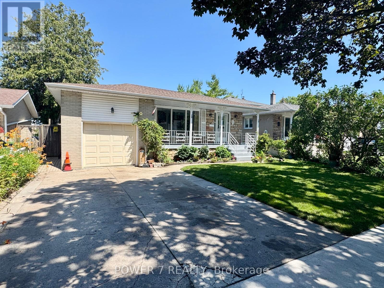23 DONNACONA CRESCENT - 2
