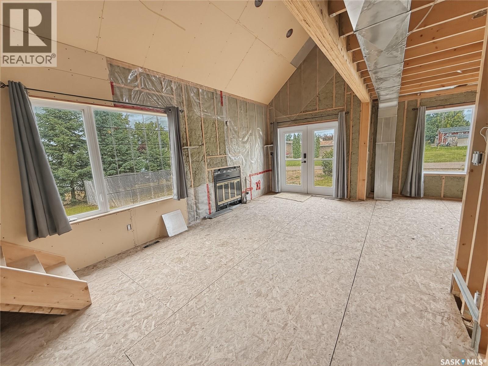 403 Smith CRESCENT - 3