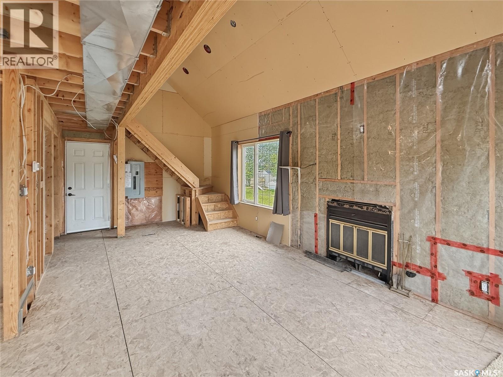 403 Smith CRESCENT - 4