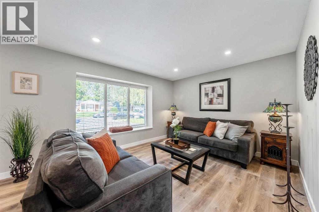 10423 Mapleridge Crescent SE, Maple Ridge, Calgary photo 3
