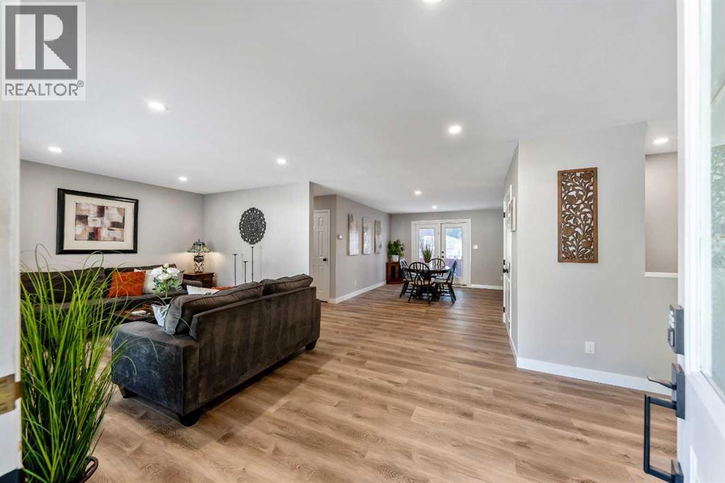 10423 Mapleridge Crescent SE, Maple Ridge, Calgary photo 2