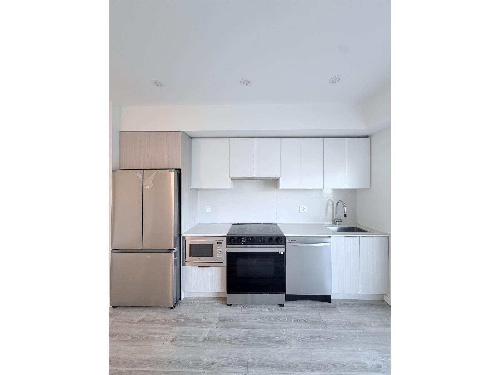 E305 10829  140 ST, Surrey
