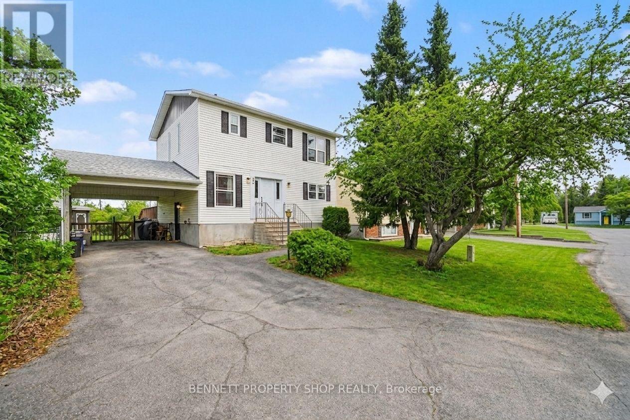 22 POOLE CREEK CRESCENT - 1