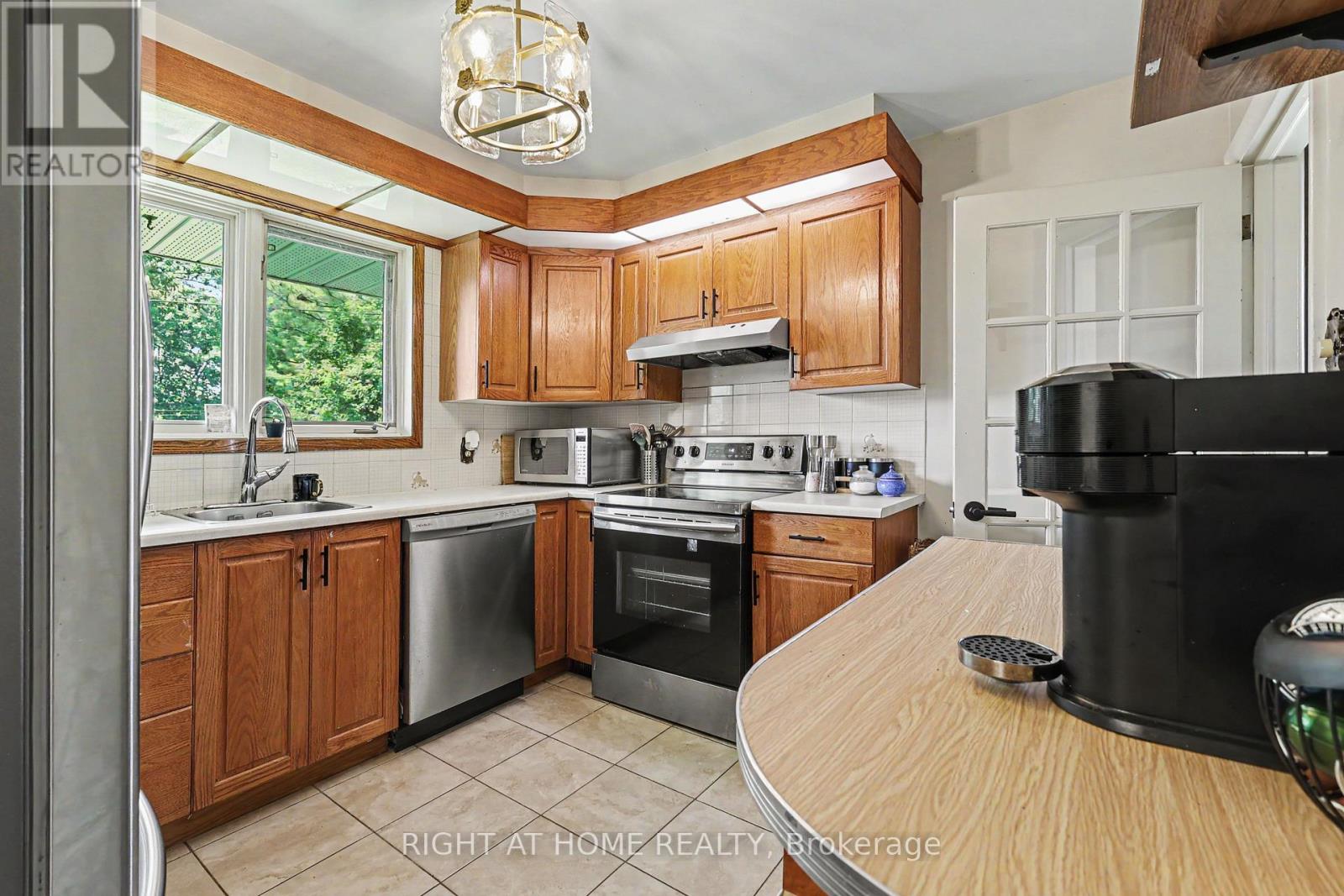 1640 FISHER AVENUE - 6