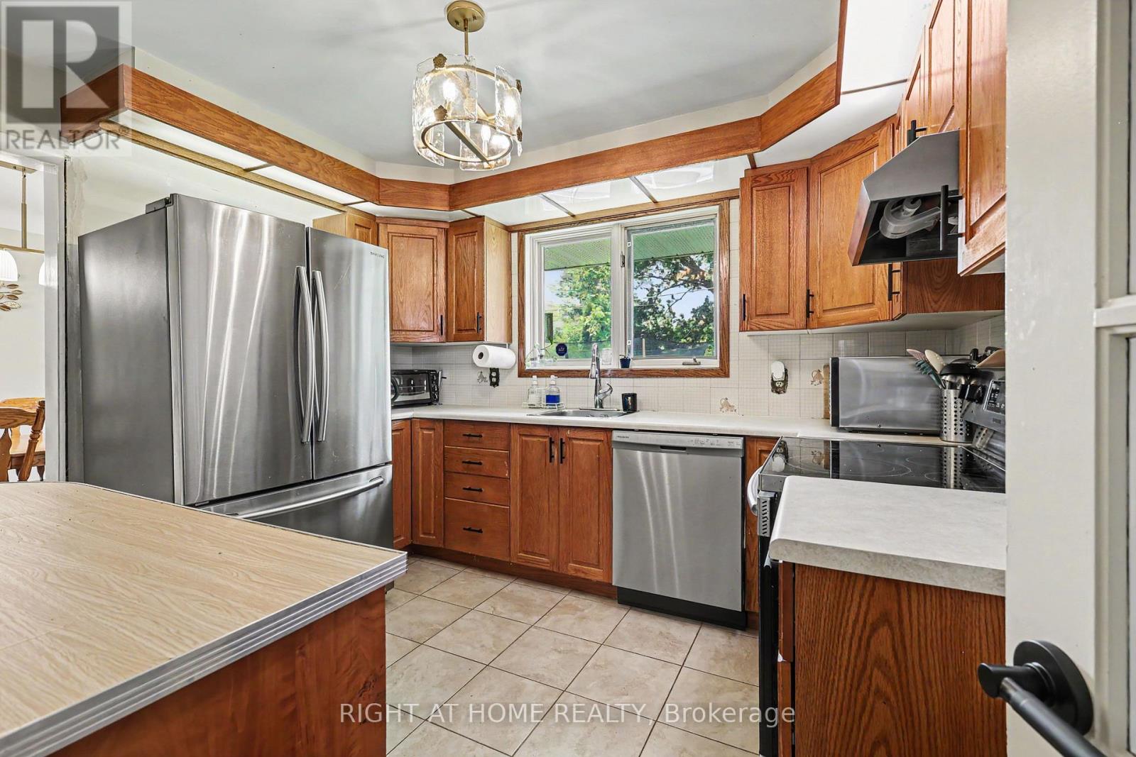 1640 FISHER AVENUE - 7