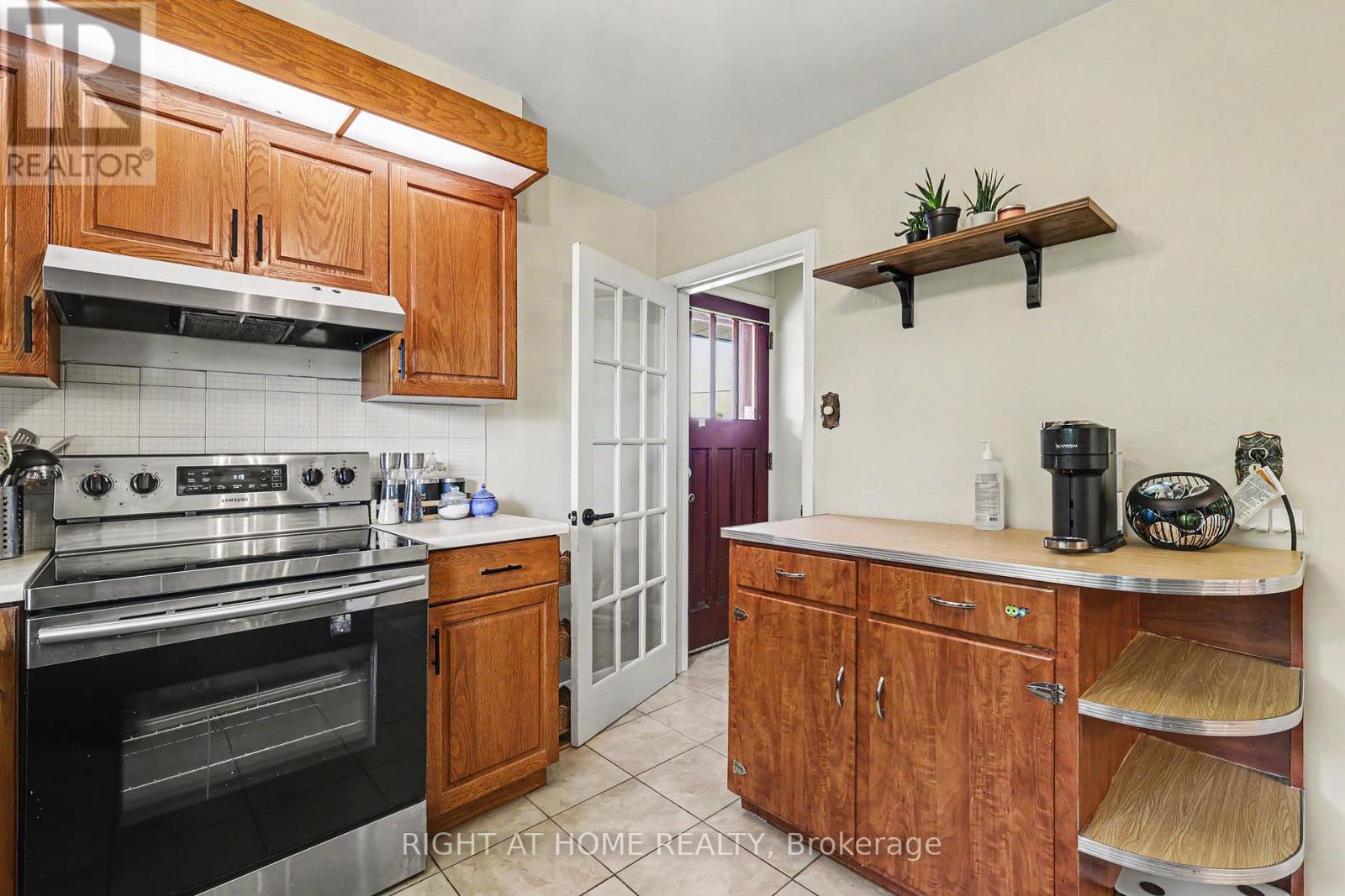 1640 FISHER AVENUE - 8