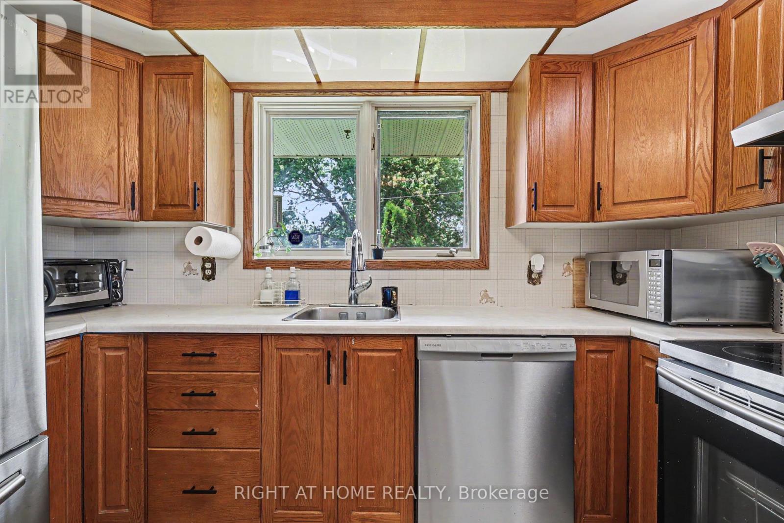1640 FISHER AVENUE - 9