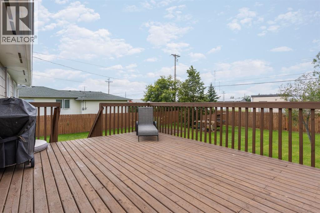 Deck off dining