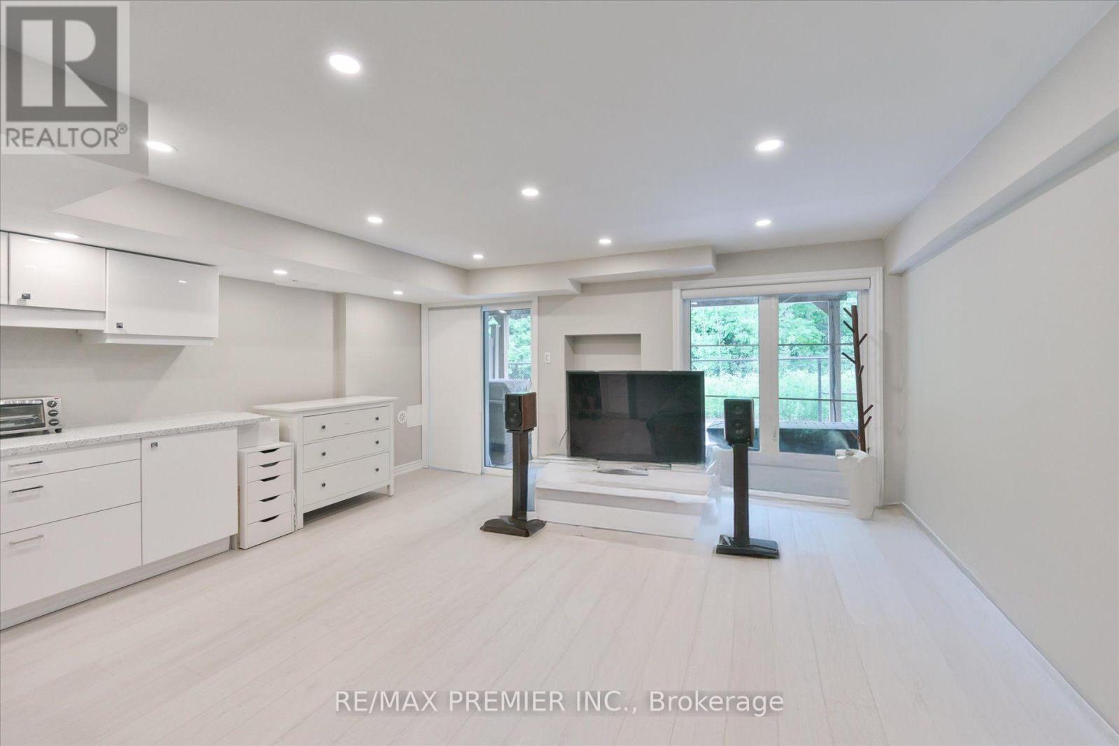 #114 1331 MAJOR MACKENZIE DRIVE - 30