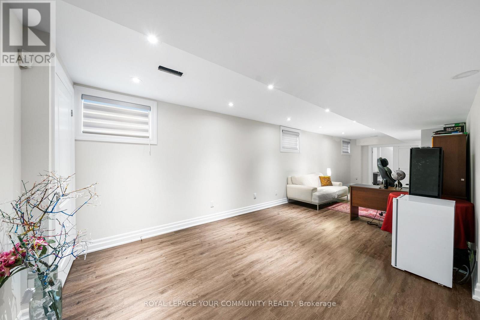 42 OATLANDS CRESCENT - 38