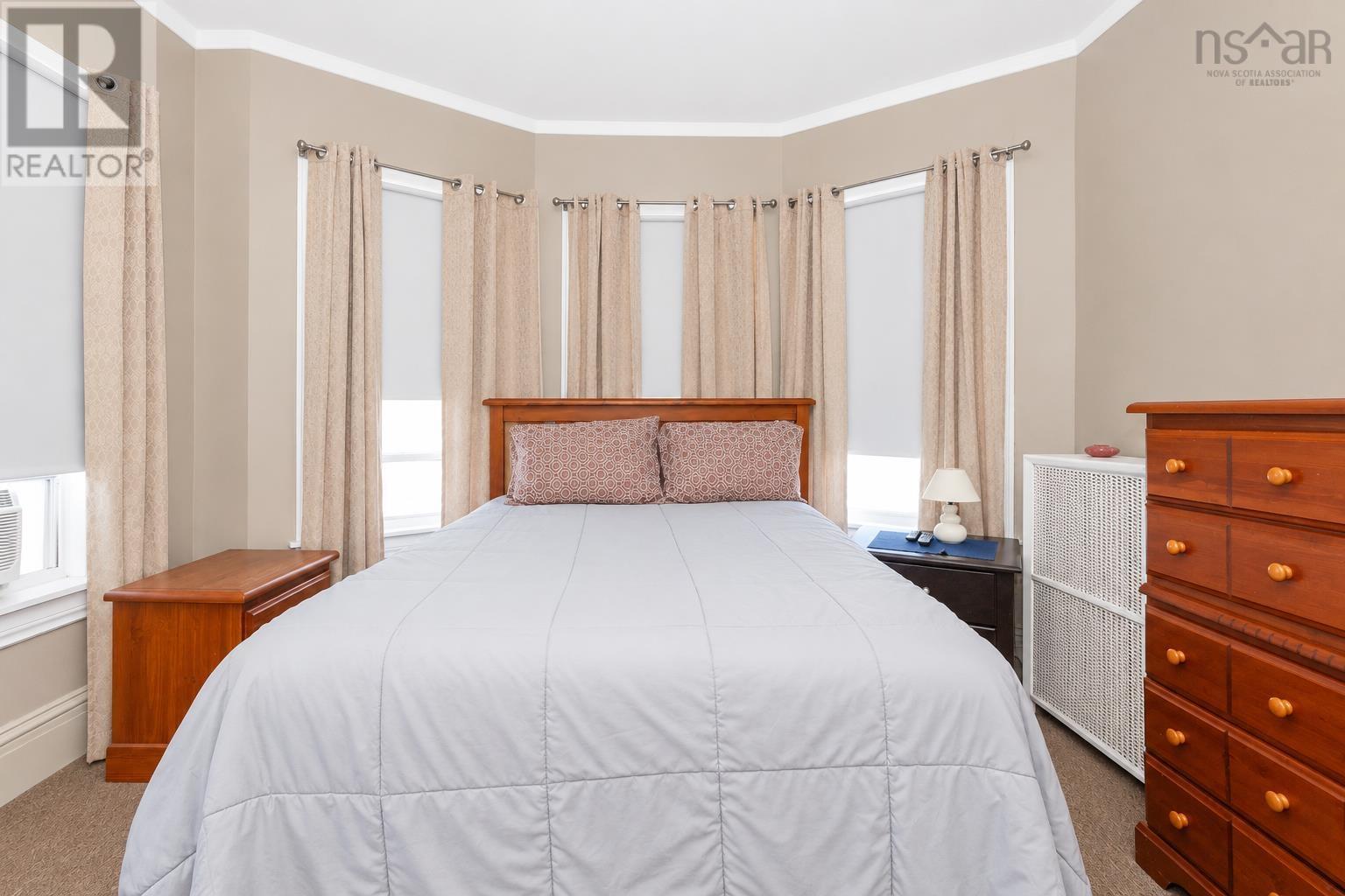 32 Fraser Avenue - 32