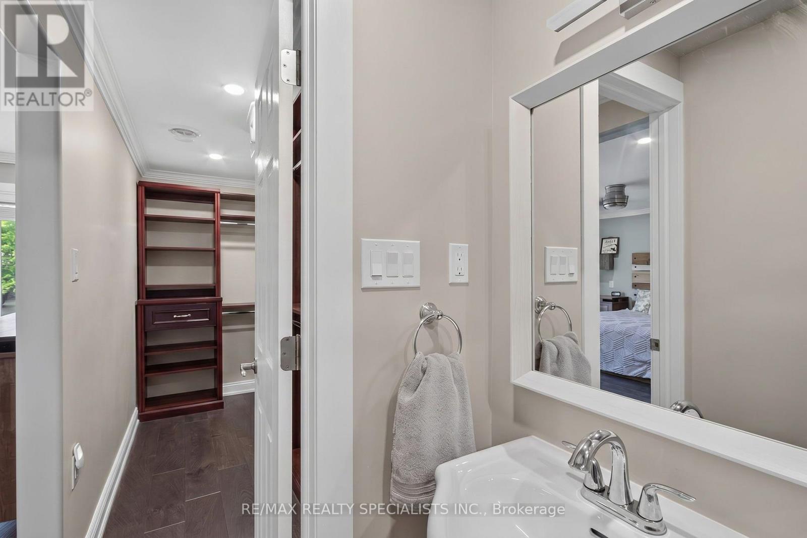24 REGAN CRESCENT - 18