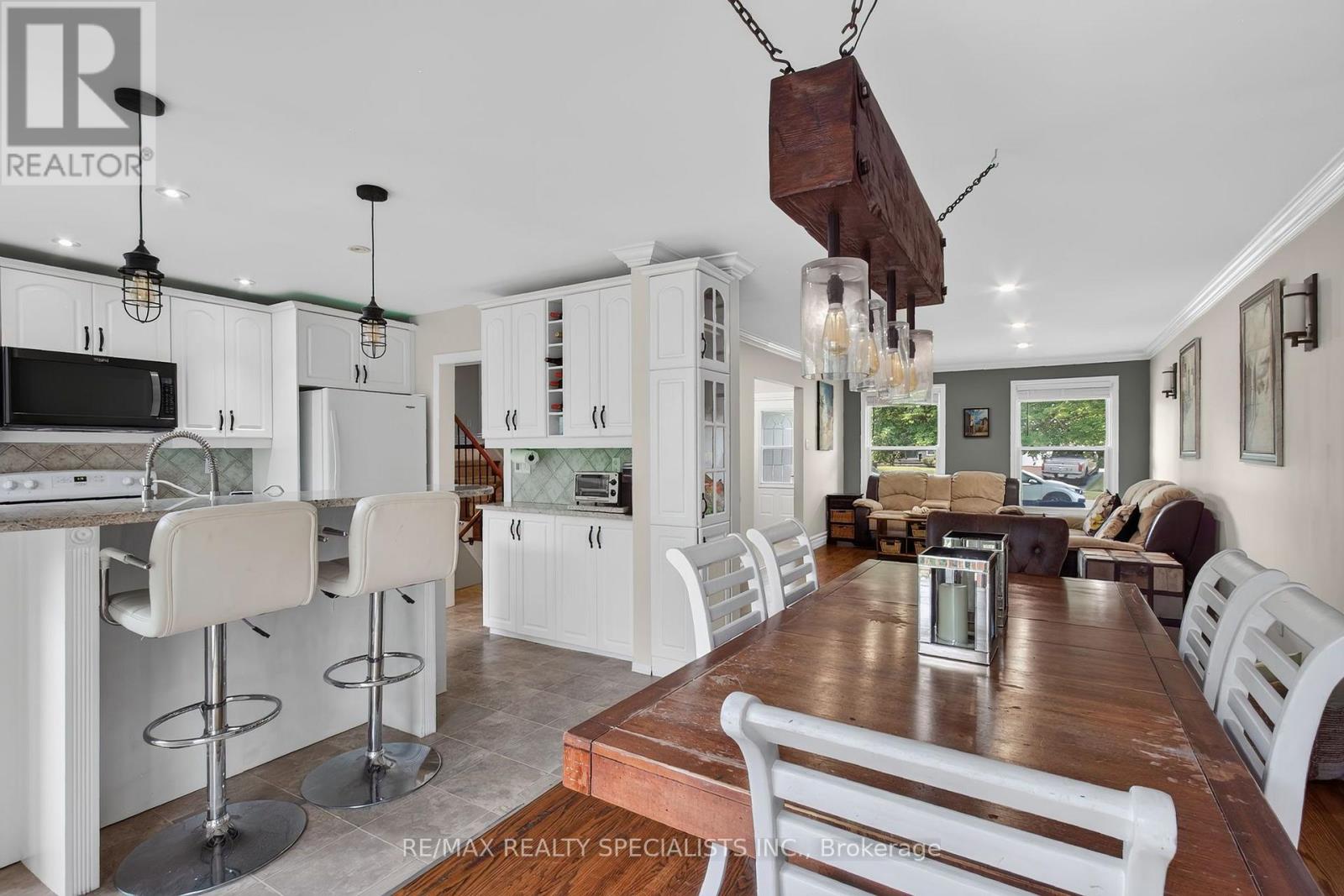 24 REGAN CRESCENT - 13