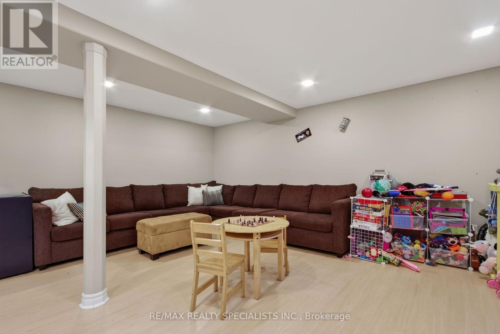 24 REGAN CRESCENT - 28