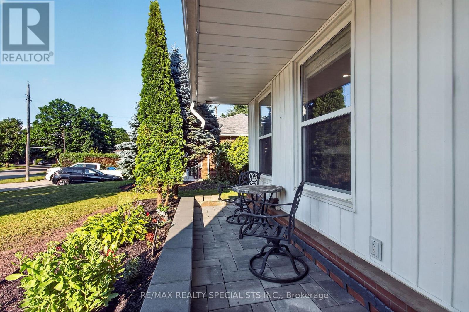 24 REGAN CRESCENT - 4