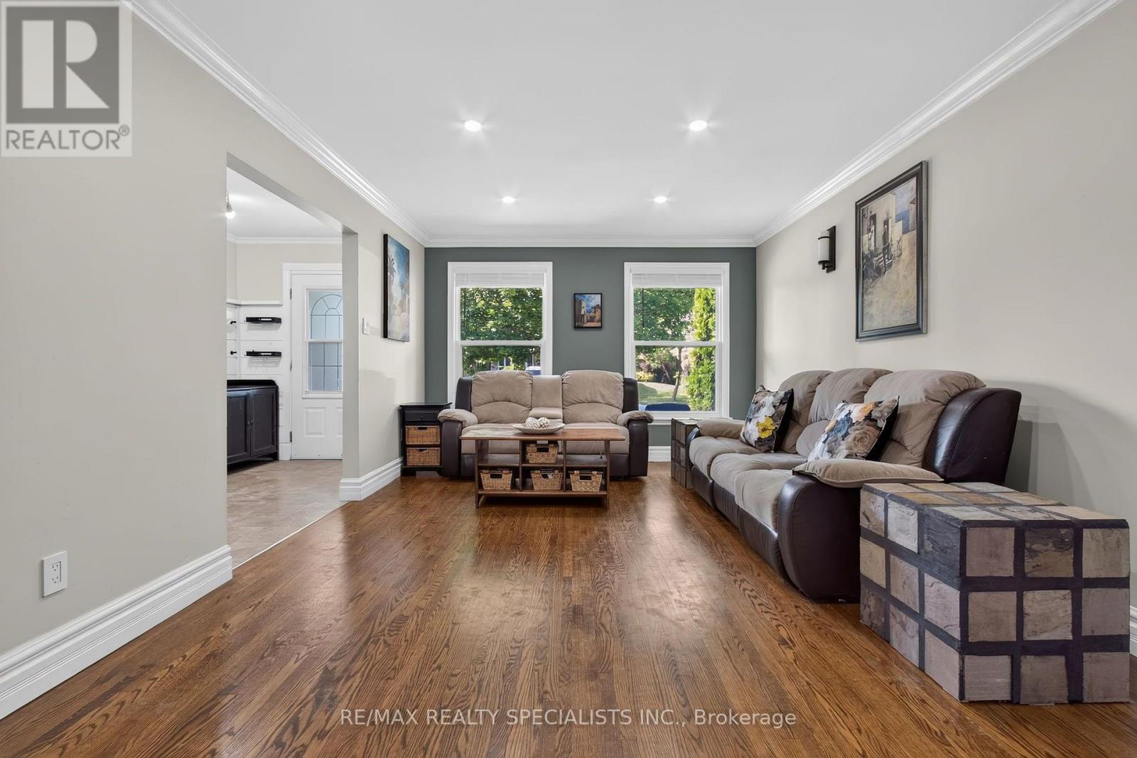 24 REGAN CRESCENT - 6