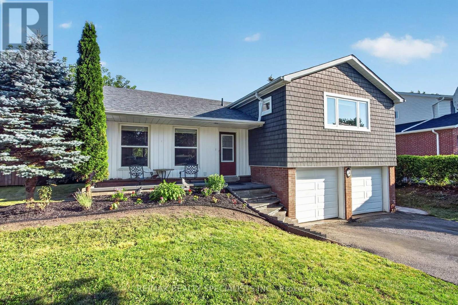 24 REGAN CRESCENT - 2