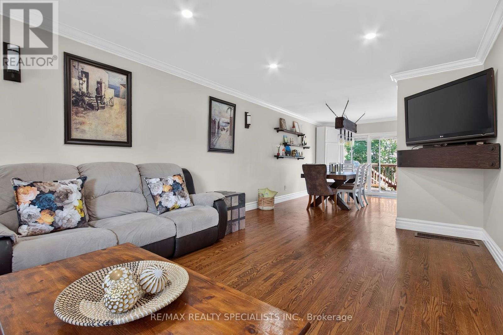 24 REGAN CRESCENT - 7