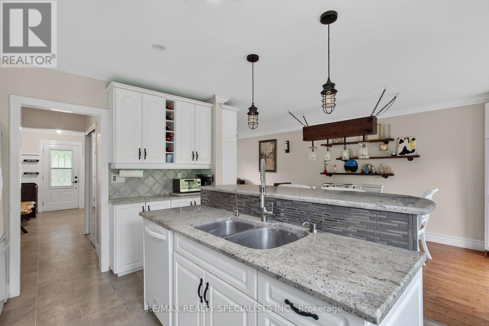 24 REGAN CRESCENT - 12