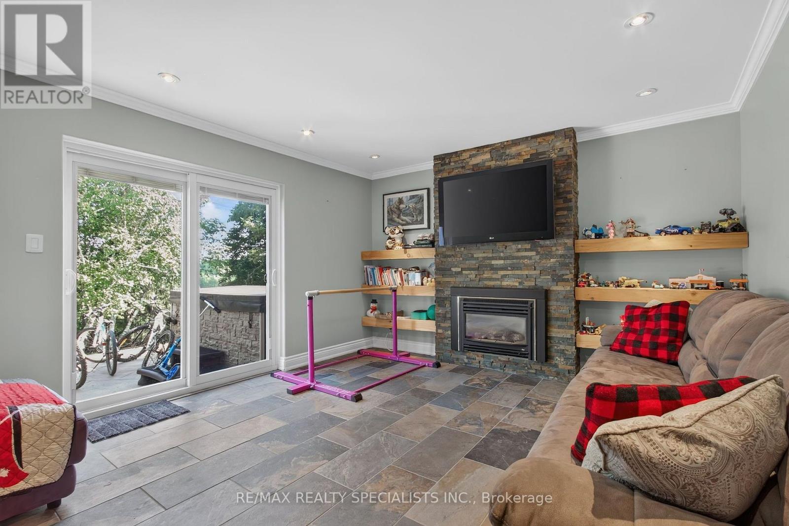 24 REGAN CRESCENT - 25