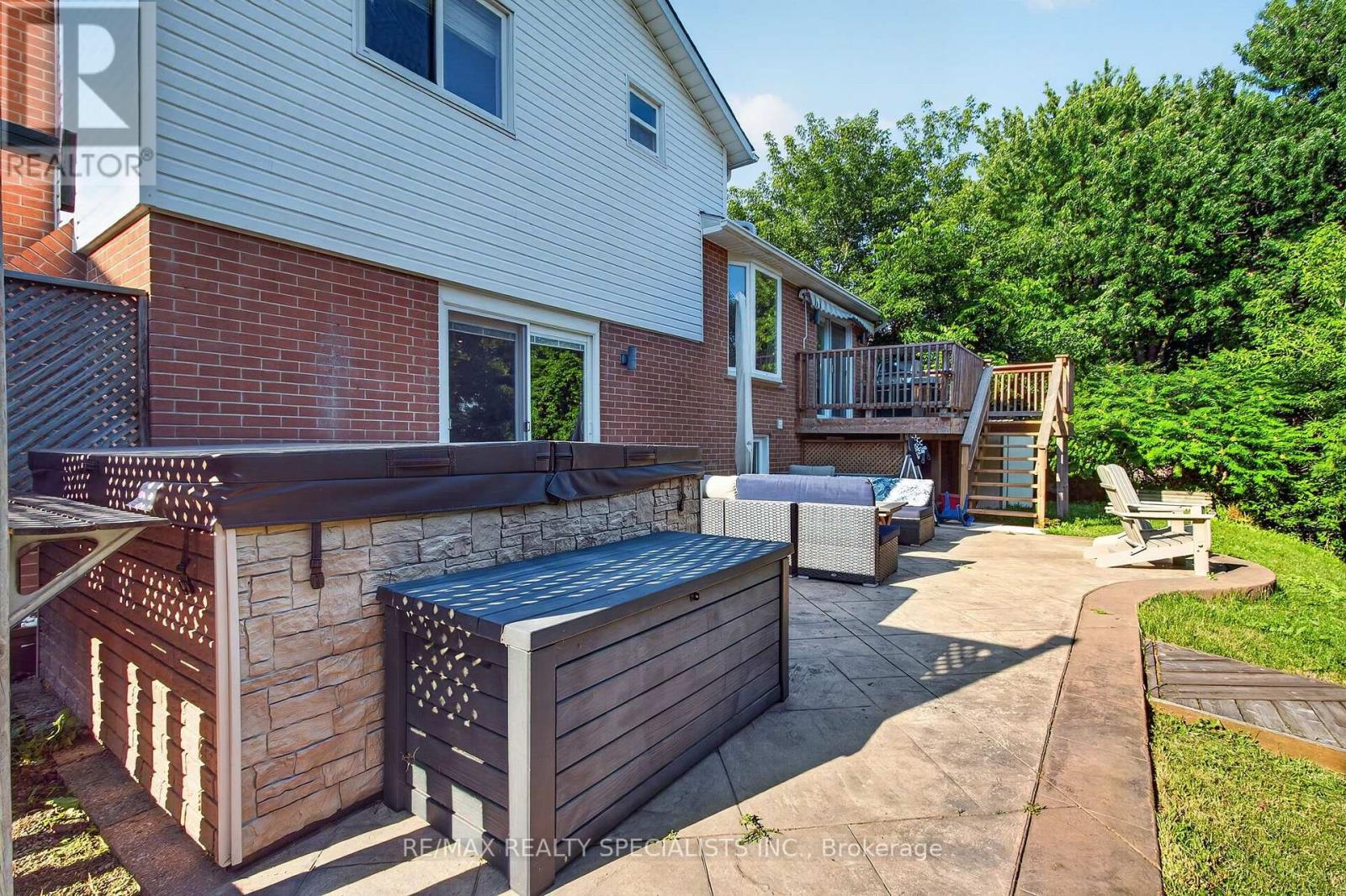 24 REGAN CRESCENT - 38