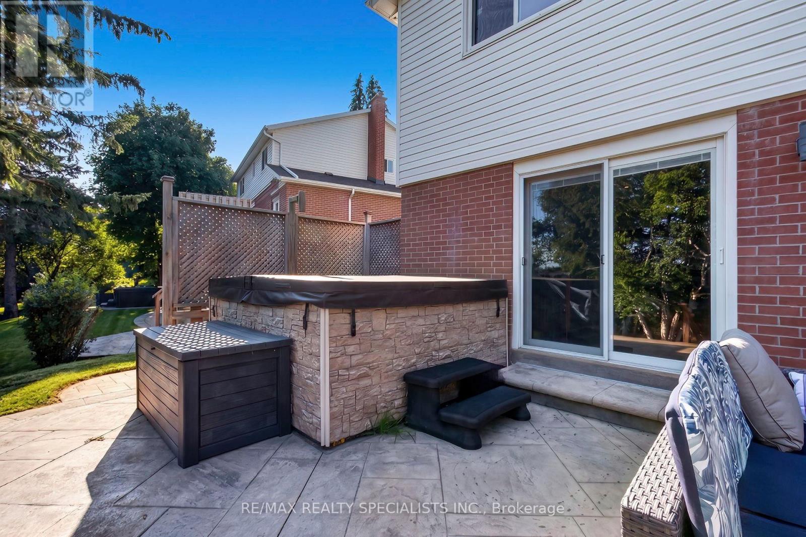 24 REGAN CRESCENT - 39
