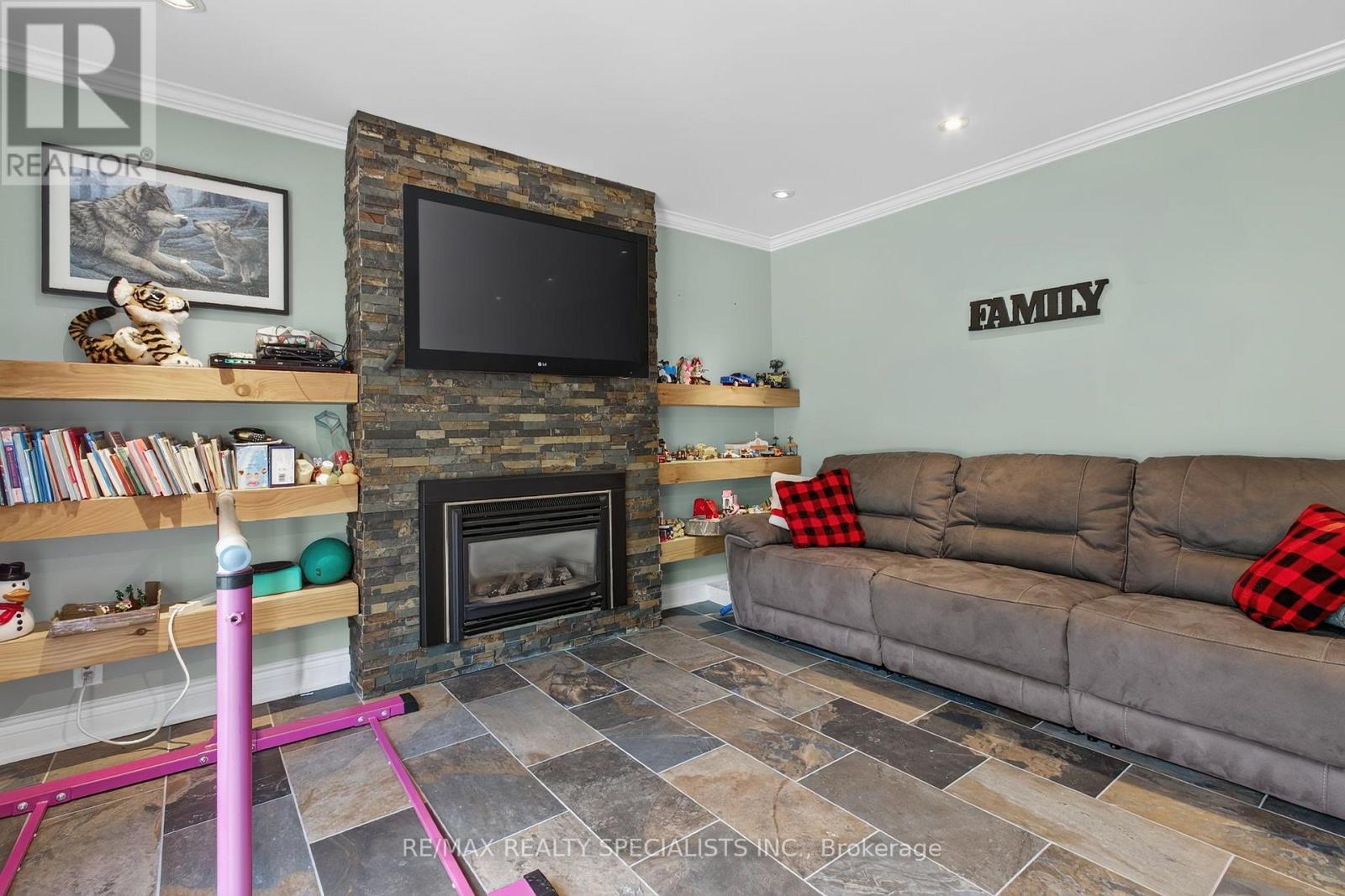 24 REGAN CRESCENT - 26