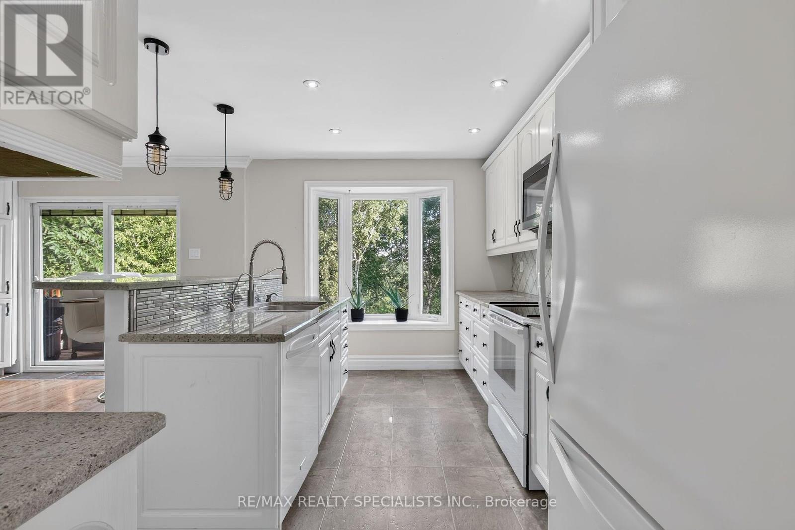 24 REGAN CRESCENT - 16