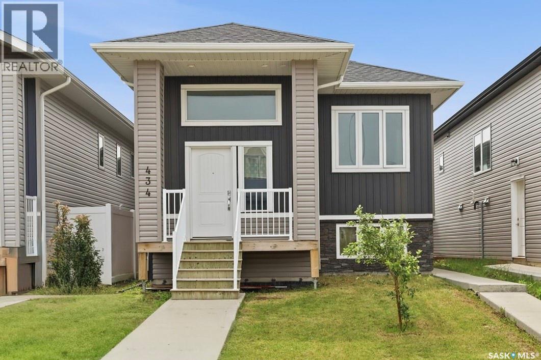 434 McArthur CRESCENT - 1