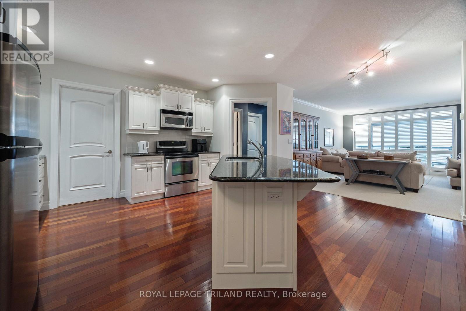 #1202 250 PALL MALL STREET - 11